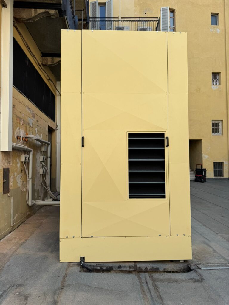 installazione di un guscio Fonois per la riduzione del rumore prodotto dai macchinari di climatizzazione installati presso la sede Unicredit