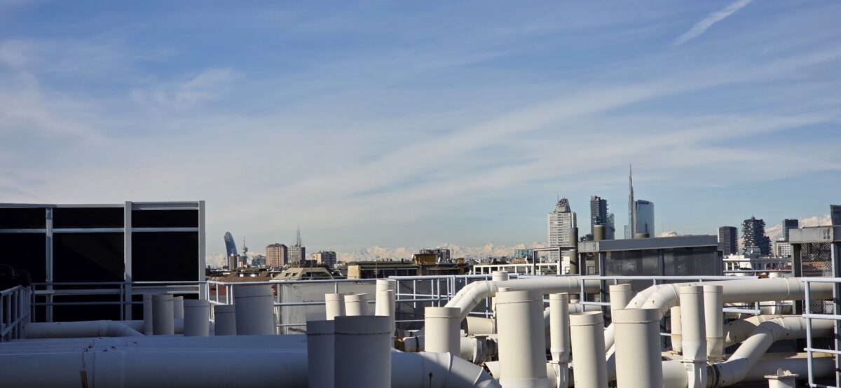 STS ha installato delle barriere acustiche sul tetto dell'università di Milano